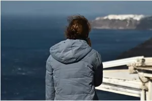 Αβεβαιότητα, φόβος και εξάντληση: Πώς οι συνεχείς σεισμοί δοκιμάζουν τους κατοίκους της Σαντορίνης