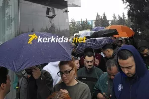 (Φώτος kerkida) Σχημάτισαν… ουρά μέσα στην βροχή