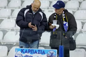 Ο κόσμος στο Ανόρθωση-Καρμιώτισσα (φώτος)