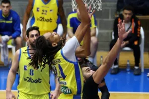 Νίκες για Περεστρόικα ΑΠΟΕΛ και Πετρολίνα ΑΕΚ