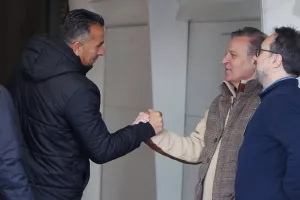 Χειραψία... Σωφρόνη και Πετρίδη