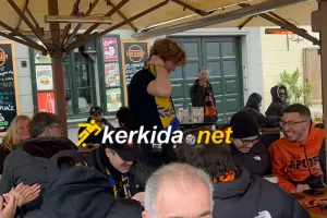 (Βίντεο kerkida) Σερβιτόρος… με κασκόλ του ΑΠΟΕΛ