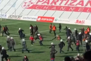 (Βίντεο) Εισβολή και καρεκλοπόλεμος στο ντέρμπι των Τιράνων