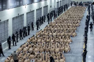 Eξετάζουν πρωτοφανές σχέδιο για αποστολή κρατουμένων στις φυλακές του Ελ Σαλβαδόρ