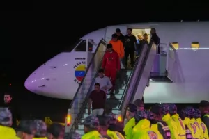 Aεροσκάφος με μετανάστες που απέλασαν οι ΗΠΑ φθάνει στη Βενεζουέλα