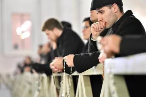 Χιλιάδες πιστοί στο Βατικανό προσευχήθηκαν για τον Πάπα Φραγκίσκο