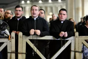 Χιλιάδες πιστοί στο Βατικανό προσευχήθηκαν για τον Πάπα Φραγκίσκο