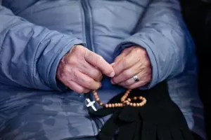 Χιλιάδες πιστοί στο Βατικανό προσευχήθηκαν για τον Πάπα Φραγκίσκο