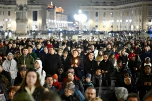 Χιλιάδες πιστοί στο Βατικανό προσευχήθηκαν για τον Πάπα Φραγκίσκο