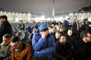 Χιλιάδες πιστοί στο Βατικανό προσευχήθηκαν για τον Πάπα Φραγκίσκο