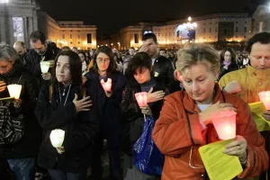 Χιλιάδες πιστοί στο Βατικανό προσευχήθηκαν για τον Πάπα Φραγκίσκο