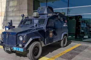 Η τουρκική αστυνομία συνέλαβε τον δήμαρχο του Μπεϊκόζ που ανήκει στην αντιπολίτευση
