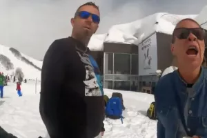 Είδε ζευγάρι να καπνίζει και «εξερράγη» - Δείτε το βίντεο με τα 16 εκατ. views
