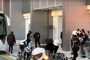 (ΦΩΤΟΣ) Η άφιξη της ΑΕΛ 