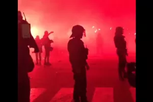 (Βίντεο) Yποδέχθηκαν την αποστολή με φωτοβολίδες, μπουκάλια και αναπτήρες!