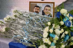 (Φώτος kerkida) Λουλούδια εις μνήμη του 16χρονου Χρίστου Παναγή