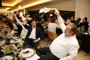 ΑΕΚ: Πανζουρλισμός στην κοπή πίτας με το "Forza ΑΕΚάρα"