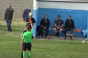 Επικό: Διαιτητής απέβαλε τον... προπονητή αδερφό του για ειρωνεία! (Βίντεο)