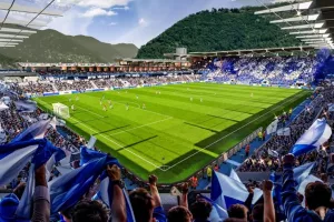 Κάνει «στολίδι» το γήπεδο στις όχθες της λίμνης η Κόμο!