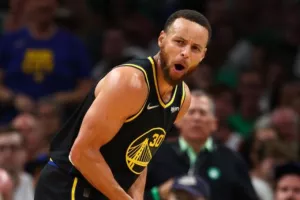 Τρέχει με 1.000 ο Κάρι: Έγραψε ιστορία με τους Ουόριορς