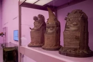 Η Ολλανδία επιστρέφει λεηλατημένους θησαυρούς στη Νιγηρία