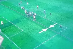 (Βίντεο) Μέτρησε ΓΚΟΛ λόγω κάμερας στον προβολέα!