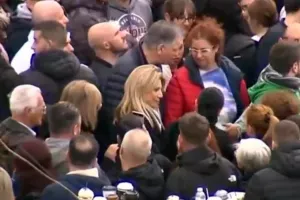 Στο Σύνταγμα και η Μαρία Καρυστιανού – Έγινε δεκτή με καθολικό χειροκρότημα