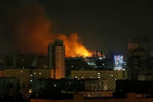 Αιφνιδιαστική επιδρομή της Ρωσίας στο Κίεβο – Σημειώθηκαν εκρήξεις