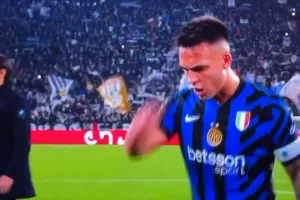 Έξαλλος στο φινάλε του derby d'Italia για τη χαμένη ευκαιρία επιστροφής στην κορυφή ο Λαουτάρο