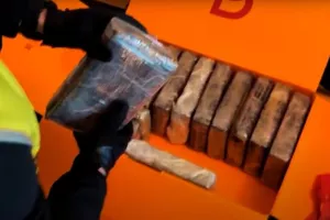 Δύτες εντόπισαν κοκαΐνη αξίας 15 εκατ. ευρώ στον βυθό