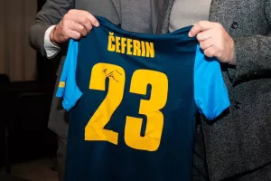Φανέλα και κρασάκι για τον Ceferin πριν το Celje-ΑΠΟΕΛ!