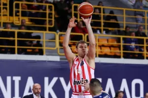 Άμυνα και «τεσσάρια» έκαναν τη δουλειά για τον Ολυμπιακό και τώρα ΠΑΟΚ