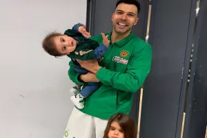 Οικογενειακές στιγμές για τον Κώστα Σλούκα μετά τη νίκη του τριφυλλιού