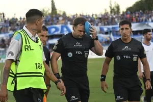 Σκηνές χάους: Βοηθός διαιτητή δέχτηκε... κοντάρι σημαίας στο κεφάλι (Βίντεο)