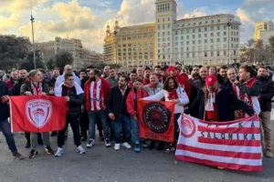 «Ερυθρόλευκο» πάρτι με περισσότερους από 700 φίλους του Ολυμπιακού στην Placa de Catalunya!