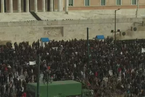 Επέστρεψε ο κόσμος στο Σύνταγμα παρά τα σοβαρά επεισόδια