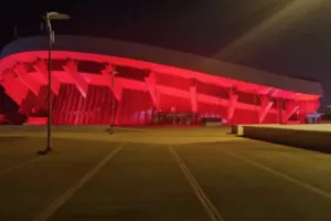 Ολυμπιακός: Το ΣΕΦ σε εορταστικούς ρυθμούς, φωταγωγήθηκε με κόκκινο χρώμα για τα 100 χρόνια