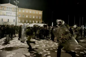 Επτά συλλήψεις, πέντε τραυματίες από τα επεισόδια στο Σύνταγμα - Προσαγωγές και στη Θεσσαλονίκη