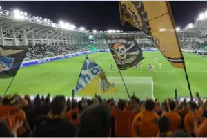 Όταν ο ΑΠΟΕΛίστας επιλέγει (σήμερα) να... τραγουδάει "Θα σου δίνω τη ψυχή μου"!