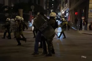 Επεισόδια και φωτιές στο Σύνταγμα (Φώτος)