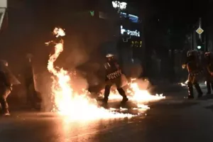 Επεισόδια με μολότοφ στο Σύνταγμα, μετά τη λήξη του συλλαλητηρίου για τα Τέμπη