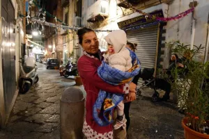 Τρόμος στη Νάπολη: Οι κάτοικοι πέρασαν τη νύχτα στους δρόμους και τα αυτοκίνητα μετά τον σεισμό