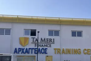 ΑΝΟΙΞΑΝ την πόρτα!