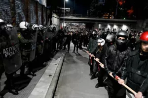 (Βίντεο) Επεισόδια ΚΑΙ στη Θεσσαλονίκη για τα Τέμπη/Χρήση μολότοφ και χημικών