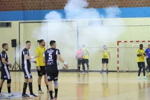 (Βίντεο) ΚΡΟΤΙΔΕΣ εντός αγωνιστικού χώρου από τους οπαδούς της Παρτιζάν στο ματς με την ΑΕΚ