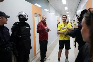 Οριστική αναβολή στο Παρτίζαν-ΑΕΚ μετά τη ρίψη κροτίδων από τους Σέρβους!