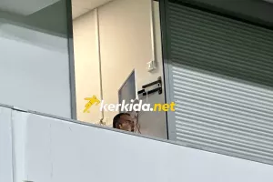 (Φώτος Kerkida) Οδηγίες... από τα θεωρεία ο Σωφρόνης!