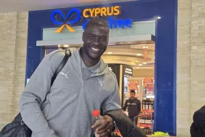 Στο αεροπλάνο και... περιμένει!