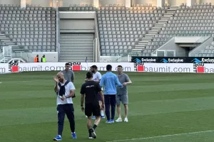 (Φώτος Kerkida) Αγκαλιές και κουβεντούλα οι Κύπριοι!