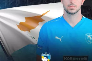 Έξι διεθνείς...